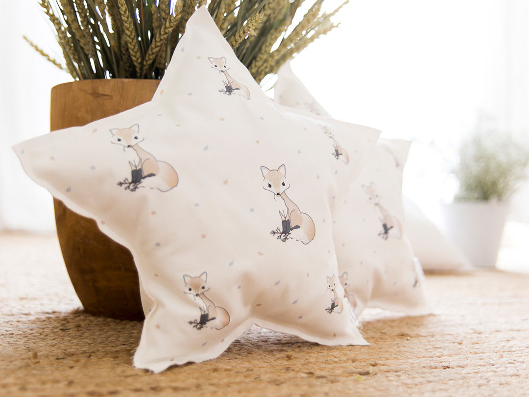 Cojín de estrella suave de algodón orgánico y ecológico creado con mucho cariño y exclusivo de nuestra marca, LE MIMOSH. Estampado con nuestro zorrito.