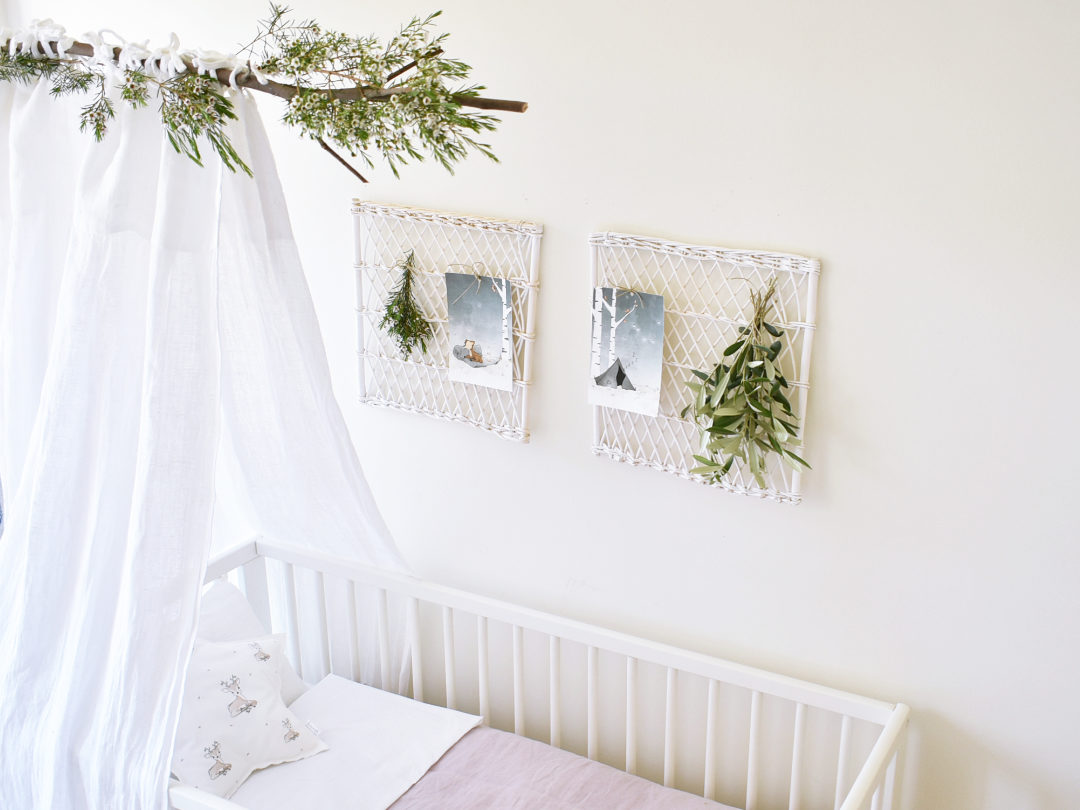Panel de mimbre natural en blanco ideal para decorar una habitación infantil natural y llena de encanto.